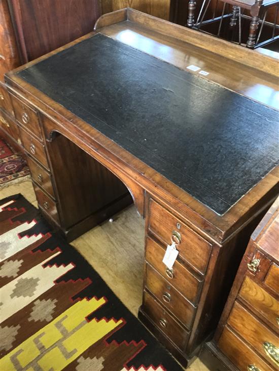 19th century mahogany pedestal desk(-)